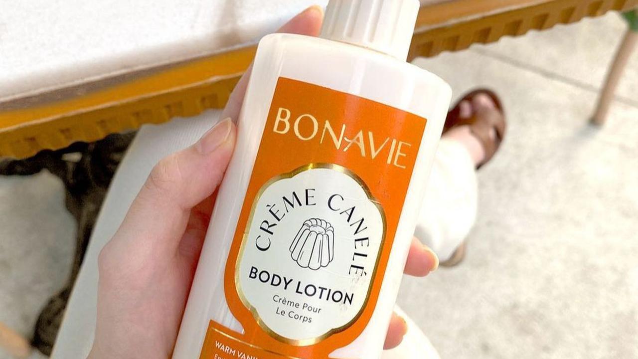 Selain itu, kandungan Niacinamide dan Licorice Extract di dalamnya membantu mencerahkan kulit.