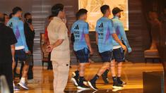 Pemain Timnas Argentina, Rodrigo De Paul (kanan) berjalan meninggalkan lobi hotel menuju tempat latihan di Stadion Utama Gelora Bung Karno, Jakarta, Sabtu (17/6/2023). (Bola.com/Bagaskara Lazuardi)