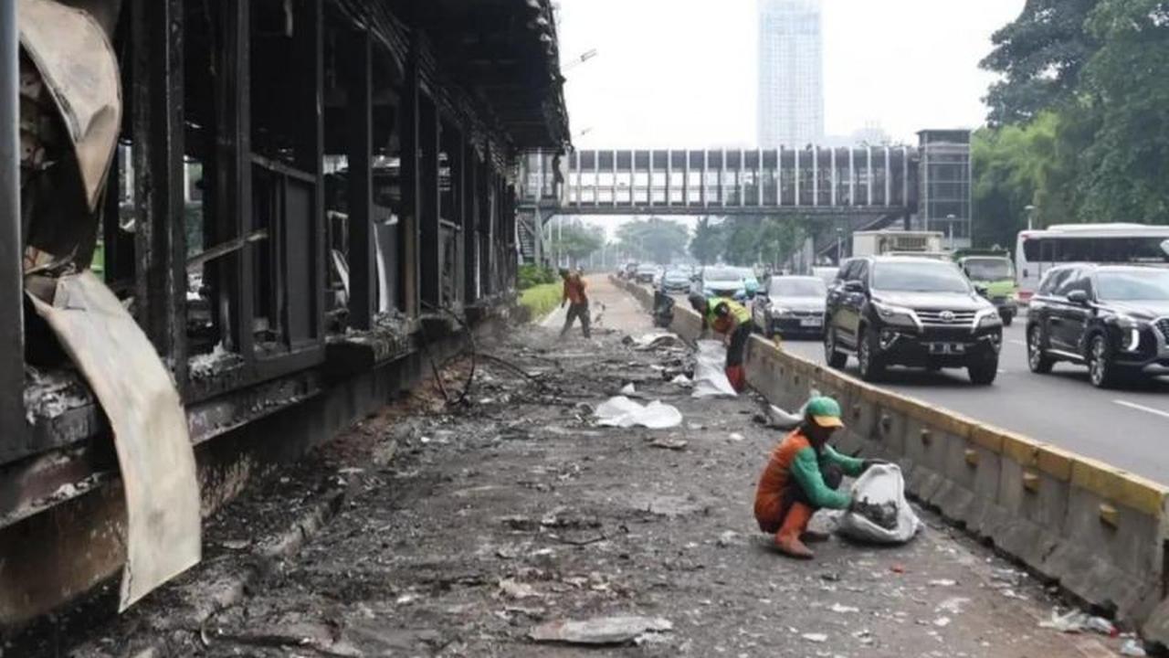 Tahukah Anda Berapa Petugas Kebersihan Jakarta Dikerahkan? 1.150 Personel Bersihkan Ibu Kota Usai Demo