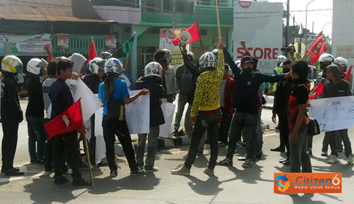Citizen6, Sidrap: Mereka melakukan aksi demo dengan memulainya di Bundaran Jam Kota Pangkajene dan mengarah ke Gedung DPRD Jalan Jendaral Sudiriman. (Pengrim: Sidrap)