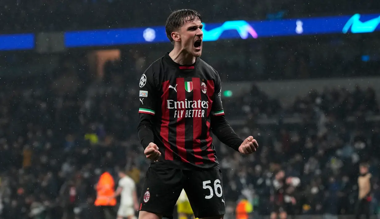 Pemain AC Milan Alexis Saelemaekers melakukan selebrasi usai melawan Tottenham Hotspur pada pertandingan sepak bola leg kedua babak 16 besar Liga Champions di Stadion Tottenham Hotspur, London, Inggris, 8 Maret 2023. AC Milan melaju ke perempat final untuk pertama kalinya sejak 11 tahun setelah menang agregat 1-0 dari Tottenham Hotspur. (AP Photo/Alastair Grant)