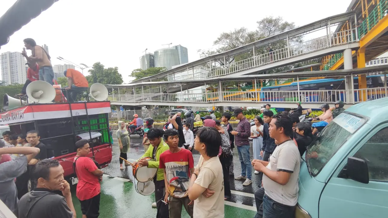 Aksi unjuk rasa dilakukan sejumlah massa di depan Komisi Pemilihan Umum (KPU) Provinsi Jakarta, Senin (2/11/2024). Beberapa di antara mereka mengenakan atribut paslon 01 Ridwan Kamil-Suswono. (Liputan6.com/Nanda Perdana Putra)