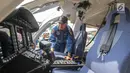Petugas mengecek helikopter jenis Bell 429 IGW dari PT Multi Pasific California usai menghadiri  HUT Korpolairud ke-67 di lapangan udara, Pondok Cabe, Tangerang, Selasa (5/11). (Liputan6.com/Faizal Fanani)