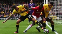 Pemain Watford berebut bola dengan pemain MU, Paul Pogba, dalam laga Premier League di Stadion Vicarage Road, Minggu (18/9/2016). (Reuters/Eddie Keogh)