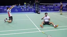 Angga Pratama (kanan) dan Ricky Karanda Surwardi merayakan kemenangan usai mendepak pasangan Korea Selatan pada semifinal Piala Thomas di Kunshan, China (20/5/2016). (AFP/ Johannes Eisele)