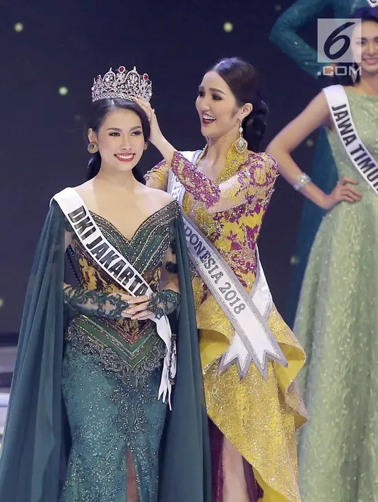 Puteri Indonesia 2018 Sonia Fergina Citra memakaikan mahkota kapada Frederika Alexis Cull (kiri) yang terpilih sebagai Puteri Indonesia 2019, Jakarta, Jumat (8/3). Frederika merupakan perwakilan Puteri Indonesia DKI Jakarta 1. (Fimela.com/Bambang E Ros)