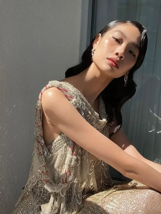 Busana tersebut merupakan berasal dari koleksi ready-to-wear spring summer 2022 Louis Vuitton. (Instagram/hooooyeony).