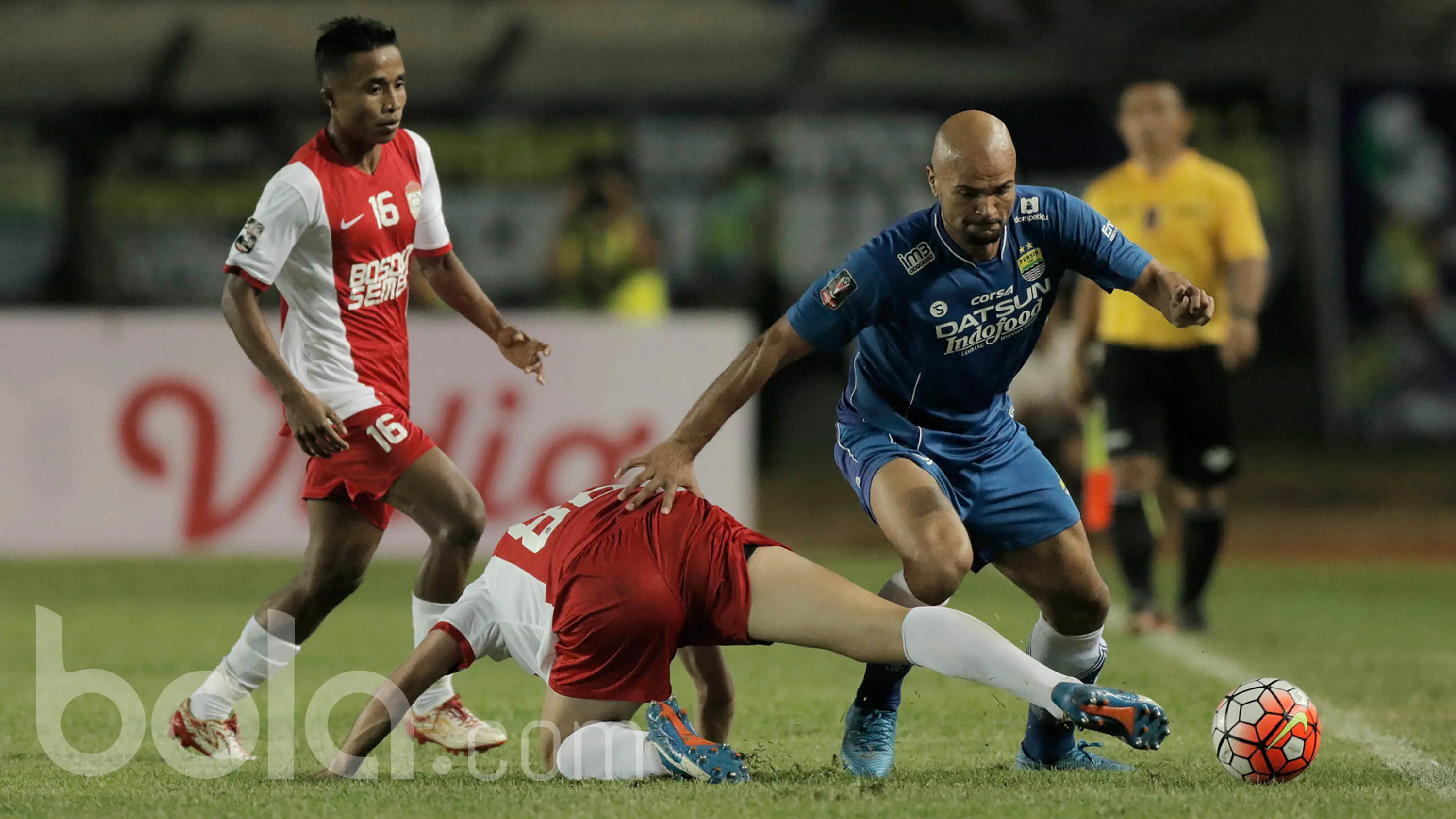 Sergio Van Dijk (kanan) saat membela Persib Bandung (kiri) di Liga 1 menghadapi PSM Makassar. (Bola.com/Peksi Cahyo)