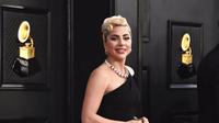 Lady Gaga di karpet merah Grammy Awards 2022. (dok. Jordan Strauss/Invision/AP)