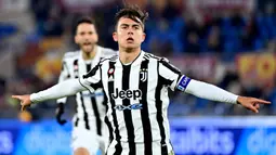 Juventus menyamakan skor 1-1 pada menit ke-18. Sepakan melengkung kaki kiri Paulo Dybala dari depan kotak penalti usai menerima umpan Federico Chiesa mengarah ke pojok kanan gawang AS Roma tanpa bisa dicegah Rui Patricio. (AFP/Alberto Pizzoli)