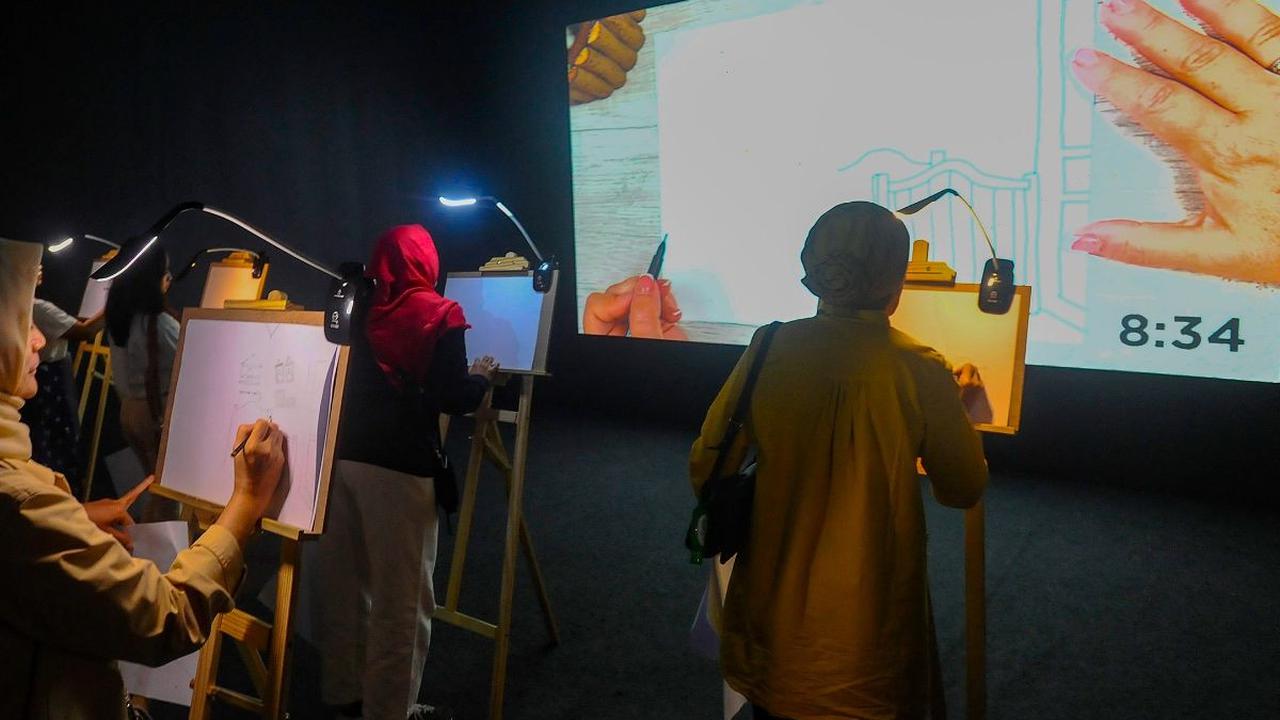 Van Gogh Alive sendiri merupakan pameran di mana karya-karya Van Gogh menjadi terlihat hidup dan interaktif dengan tampilan animasi yang memukau.