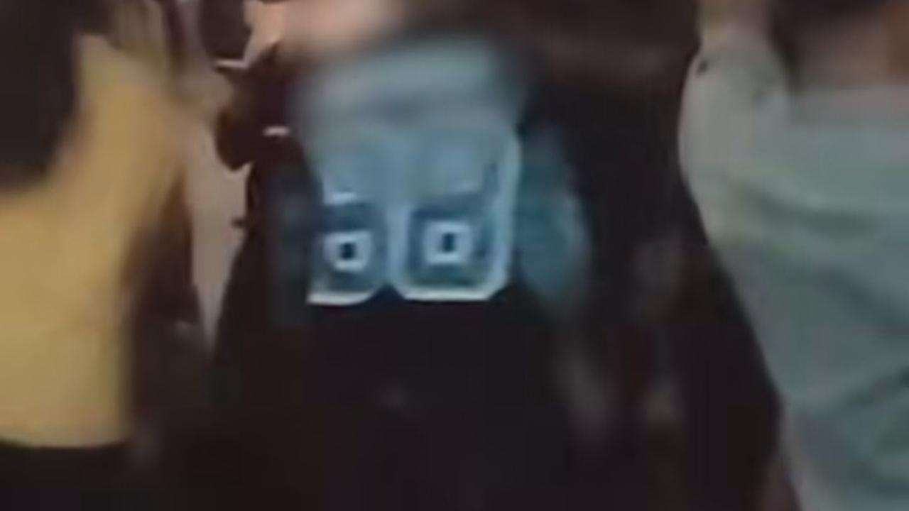 wanita joget erotis di pesta pernikahan
