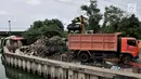 Petugas menggunakan alat berat mengangkut sampah di area proyek Fasilitas Pengolahan Sampah Terpadu atau Intermediate Treatment Facility (ITF) Sunter, Jakarta, Selasa (12/2). ITF Sunter ditargetkan beroperasi pada 2021. (Merdeka.com/Iqbal Nugroho)