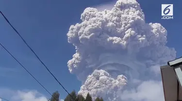 Gunung api Sinabung, Tanah Karo, Sumatera Urara, kembali erupsi dengan mengeluarkan awan panas serta debu material.