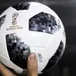 Bola resmi Piala Dunia 2018 Rusia yang diberi nama Telstar 18 diluncurkan dalam acara di Moskow, Kamis (9/11). Motif di Telstar 18 berupa hitam gradasi ke abu-abu dan kata Telstar serta logo Piala Dunia Rusia 2018 diberi warna emas (AP Photo/Oleg Shalmer)