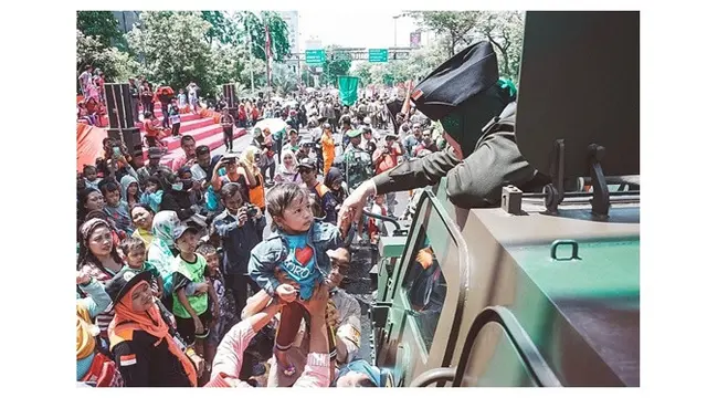 Momen Ibu Risma Saat Ikut Parade Surabaya Juang 2019