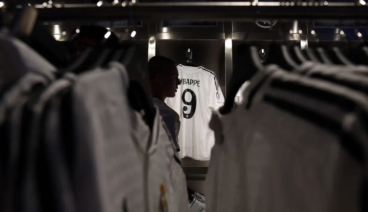 Meski belum resmi berseragam Madrid, jersey Mbappe sudah diburu oleh para suporter Los Blancos. (Pierre-Philippe MARCOU/AFP)