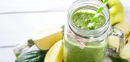 Resep Smoothie Hijau Detox dengan Jahe dan Lemon./Copyright depositphotos.com/nadianb