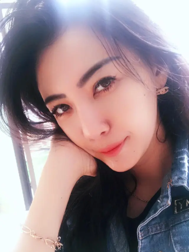 6 Pesona Nina Agustin, Dokter Gigi di Malang yang Viral karena Pakai APD Unik