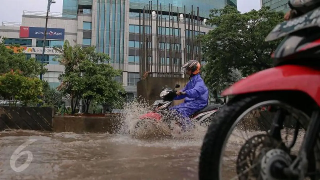 3 Kelakuan Konyol Pengendara Motor Saat Musim Hujan