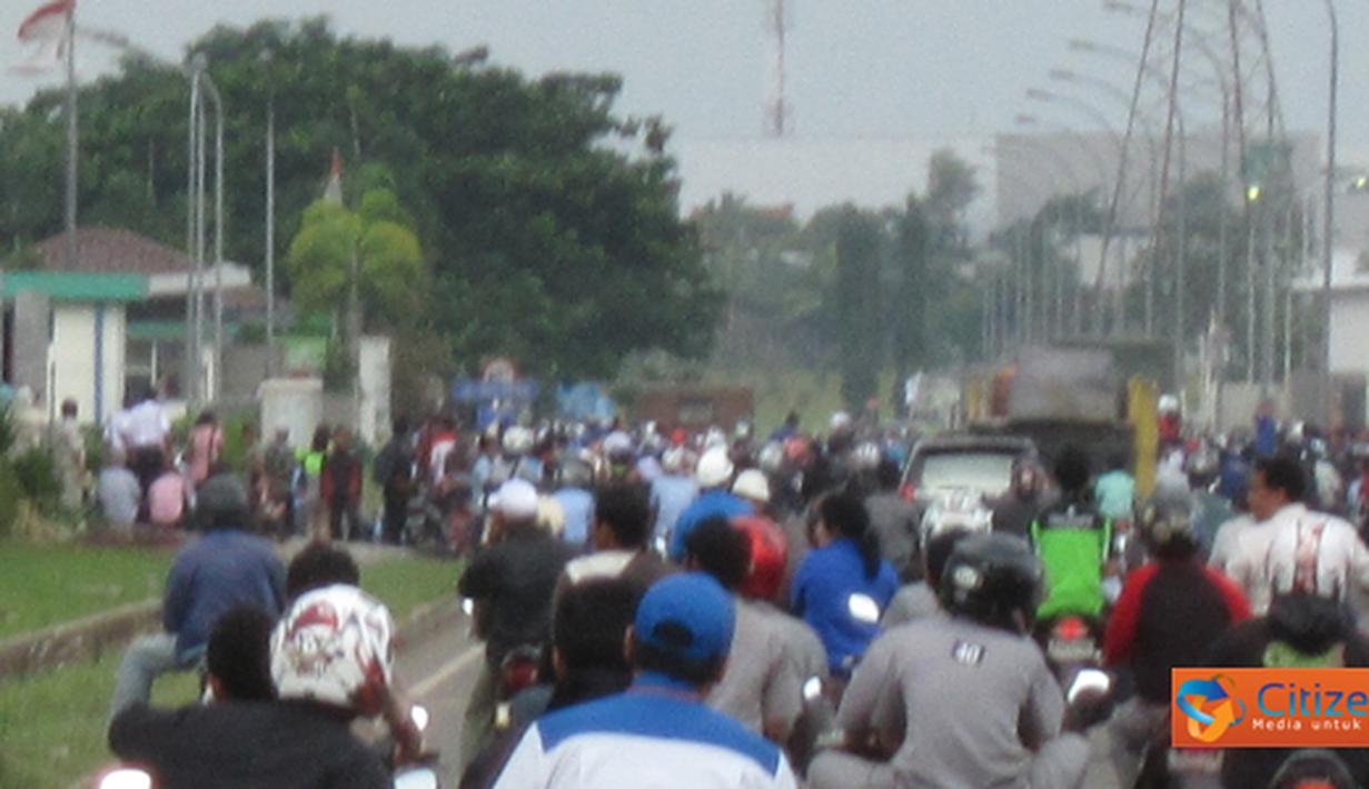 Citizen6, Cibitung: Aksi unjuk rasa ini berlangsung secara serenatak di seluruh kawasan yang ada di Cikarang seperti kawasan HUNDAI, EJIP, JABABEKA. (Pengirim: Agus Sungkawa)