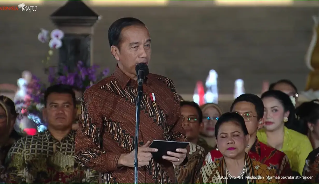 Berdasarkan keterangan Biro Pers Sekretariat Presiden, Presiden Jokowi mengenakan kemeja batik bermotif Parang Barong Seling Kembang. Atau lengkapnya adalah motif Parang Barong Seling Kembang Udan Riris. [Foto: YouTube/Sekretariat Presiden]