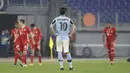 Gelandang Lazio, Luis Alberto tampak kecewa usai timnya kebobolan gol keempat melalui gol bunuh diri saat menghadapi Bayern Munich dalam laga leg pertama babak 16 besar Liga Champions 2020/21 di Olimpico Stadium, Selasa (23/2/2021). Lazio kalah 1-4 dari Bayern Munich. (AP/Gregorio Borgia)