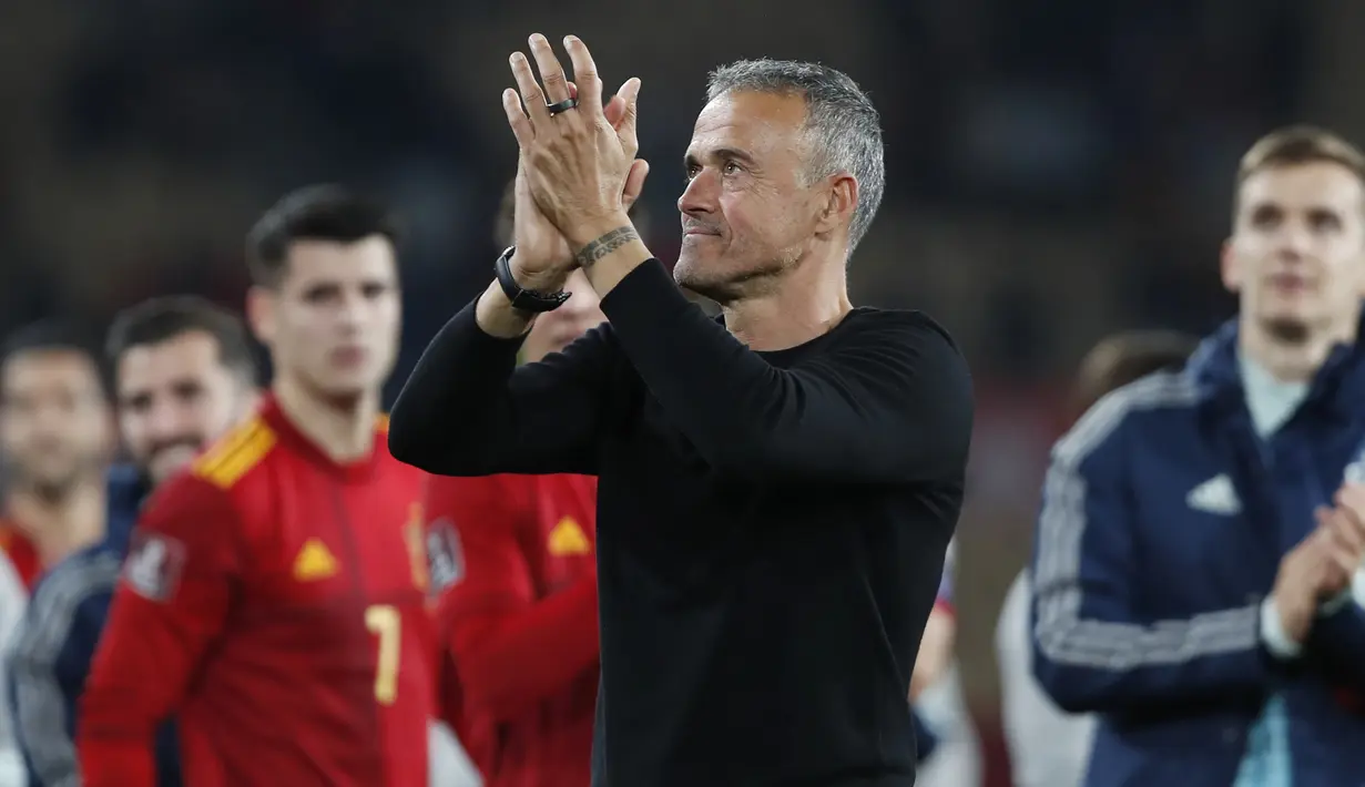 Tim asuhan Luis Enrique pun memastikan lolos ke Putaran Final Piala Dunia 2022 usai menjadi pemuncak di Grup B dengan koleksi 19 poin. Swedia yang menempati posisi kedua dengn 15 poin masih harus menjalani babak play-off terlebih dahulu untuk merebut tiket lolos ke Qatar. (AP/Angel Fernandez)
