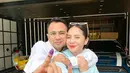 Nyoblos bareng Raffi Ahmad, Nagita Slavina tampil nyaman saat datang ke TPS. Ia kenakan setelah sweater dan celana training biru langit dengan sunglasses [@raffinagita1717]