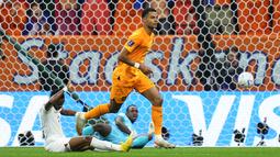Pemain Belanda, Cody Gakpo mencetak gol pertama timnya ke gawang Qatar saat matchday ketiga Grup A Piala Dunia 2022 yang berlangsung di Stadion Al Bayt, Selasa (29/11/2022). (AP/Petr David Josek)