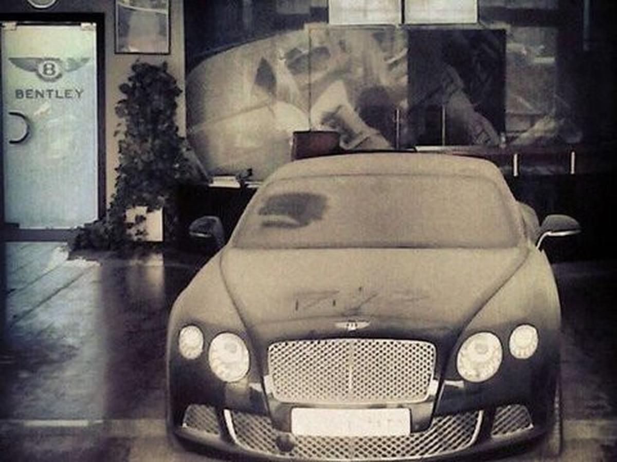 3. Bentley yang Terlantar Jarang ditemui di jalanan, Bentley biasanya jadi simbol kemewahan. Tapi yang ini justru dibiarkan tak terurus. Padahal kalau dibersihkan dan diservis, mobil ini bisa kembali tampil elegan.