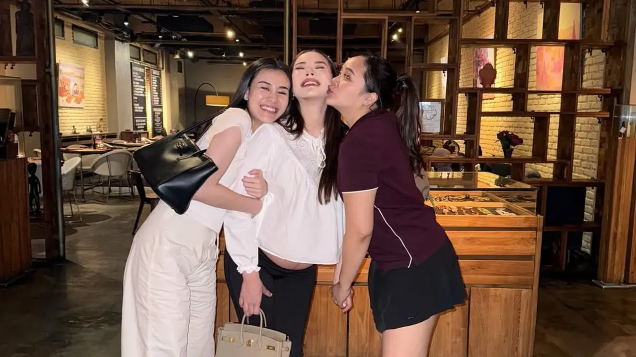 Chic & Cheerful! Gaya Aaliyah Massaid Hangout Bareng Bumil Alyssa Daguise, Sudah Tak Sabar Sambut Baby S