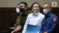 Surya Darmadi didampingi petugas Kejaksaan Tinggi DKI Jakarta saat menjalani sidang pembacaan dakwaan di Pengadilan Tindak Pidana Korupsi (Tipikor), Jakarta, Kamis (8/9/2022). Jaksa Penuntut Umum mendakwa bos PT Duta Palma Group Surya Darmadi telah merugikan keuangan negara sekitar Rp 78,836 triliun. (Liputan6.com/Herman Zakharia)