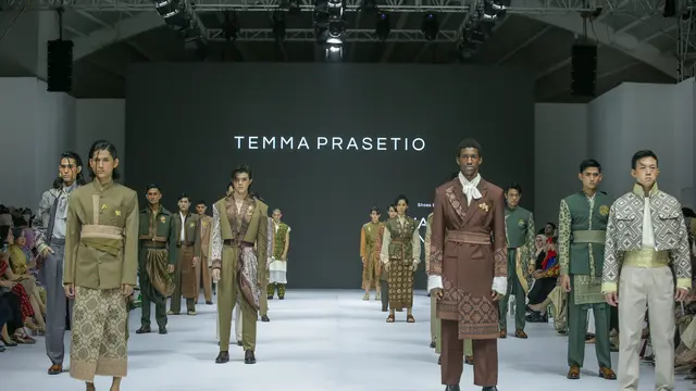 Desainer Temma Prasetio mengungkap koleksi dengan teknik pewarna alam di JFW 2025