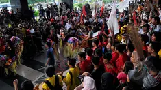 Sejumlah Pengunjuk rasa mengelar aksi damai dukung KPK di depan Gedung Komisi Pemberantas an Korupsi (KPK), Jakarta (16/2/2015). (Liputan6.com/Faisal R Syam)