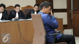 Ekspresi Rohadi saat didakwa menerima suap sebesar Rp 50 juta dalam perkara hukum yang melibatkan pedangdut Saipul Jamil di Pengadilan Tipikor, Jakarta, Senin (5/9). (Liputan6.com/Helmi Afandi)