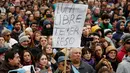 Ribuan orang berdemonstrasi menentang kebijakan Presiden Mauricio Macri di Buenos Aires, Argentina, Senin (9/7). Demonstran menentang perjanjian antara IMF dan pemerintah Argentina. (AP Photo/Jorge Saenz)