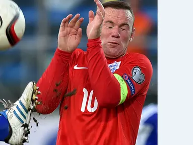 Striker Inggris, Wayne Rooney, melindungi diri dari kaki pemain San Marino dalam Kualifikasi Piala Eropa 2016 di Stadion Olimpiade, Serravalle, San Marino, (5/9/2015). (Reuters/Alberto Lingria)