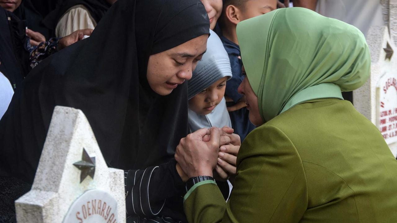 FOTO: Air Mata Keluarga Iringi Pemakaman Prajurit Penjaga Perdamaian