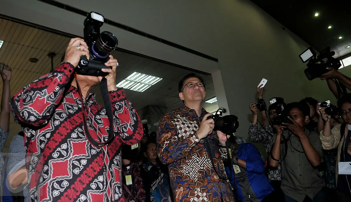 Ketua DPD Irman Gusman mencoba memotret saat HUT DPD, Jakarta, Kamis (1/10/2015). Selama 11 tahun, ada 25 RUU usulan DPD yang telah disahkan. Salah satu yang menjadi sorotan adalah UU no 32/2014 tentang Kelautan. (Liputan6.com/Johan Tallo)