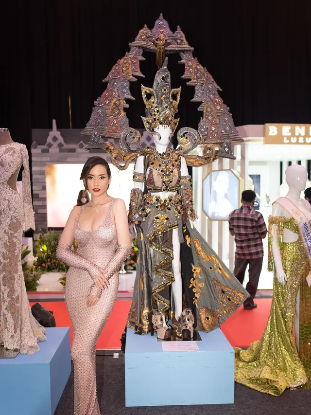 Elvira Devinamira dan kostumnya di Miss Universe 2014. (Foto: Dok. Glenn Franklin)