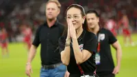 Manajer Timnas Thailand, Nualphan Lamsam atau yang akrab disapa Madam Pang menyapa fans setelah berakhirnya laga matchday ketiga Grup A Piala AFF 2022 menghadapi Indonesia di Stadion Utama Gelora Bung Karno, Senayan, Jakarta, Kamis (29/12/2022) sore WIB. (Bola.com/M Iqbal Ichsan)