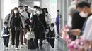 Wisatawan China tiba di Bandara Internasional Suvarnabhumi di provinsi Samut Prakarn, Thailand, Senin (9/1/2023). Thailand berharap dapat menerima sejumlah besar pengunjung dari China lagi setelah Beijing melonggarkan pembatasan perjalanan pada hari Minggu. (AP Photo/Sakchai Lalit)