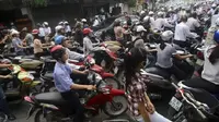 Sepeda motor sangat populer di Vietnam terlebih di kota-kota besar seperti Ho Chi Minh City dan Hanoi (Na Son Nguyen/AP)