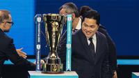 Ketua umum PSSI, Erick Thohir berjalan melewati trofi Piala AFF 2026 setelah acara pengundian Piala AFF 2026 di Studio RCTI+, Kebon Jeruk, Jakarta Barat, Kamis (15/1/2026). (Bola.com/Nur Iman Ali)