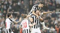 Pemain Newcastle United, Dan Burn, melakukan selebrasi setelah mencetak gol ke gawang Paris Saint-Germain pada matchday 2 Grup F Liga Champions 2023/2024 di St James Park, Kamis (5/10/2023). (AP Photo/Scott Heppell)