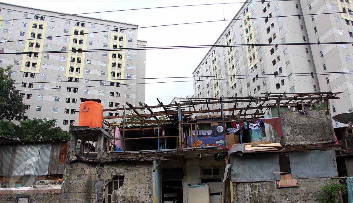 Penampakan bangunan usai dibongkar sendiri oleh pemiliknya, di sekitar rel kereta api di kawasan Rawajati, Kalibata, Jakarta, Rabu (10/6/2015). Warga rela membongkar sendiri rumahnya karena bermukim di lahan milik PT KAI. (Liputan6.com/Helmi Afandi)