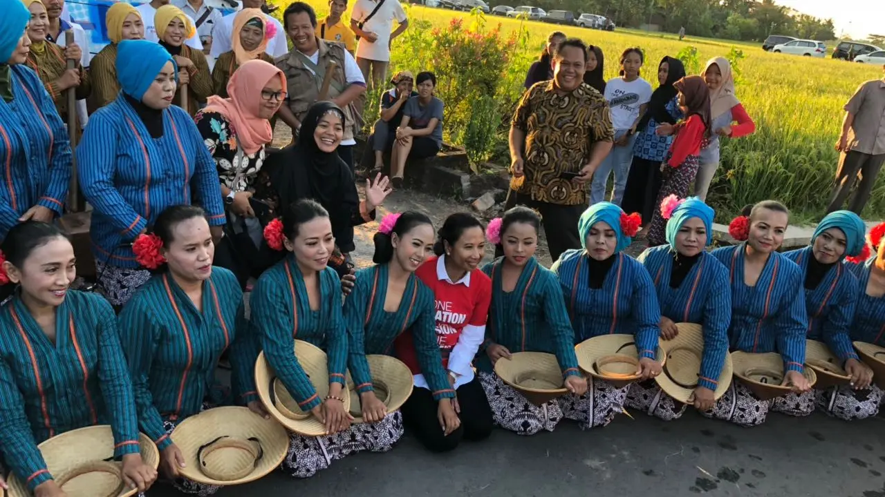 Menteri BUMN Rini Soemarno saat Panen Raya di Bantul, Yogyakarta. (Dok Kementerian BUMN)