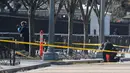 Petugas kepolisian mengambil gambar lokasi bunuh diri seorang pria di depan Gedung Putih, Washington, Amerika Serikat, Sabtu (3/3). Tidak ada korban jiwa selain pria tersebut. (AP Photo/Pablo Martinez Monsivais)
