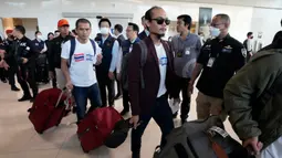 Para sandera langsung disambut gembira oleh keluarga dan kerabat yang menunggu kepulangan mereka. (AP Photo/Sakchai Lalit)